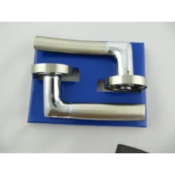 Klamka Larix na okrągłym szyldzie KL-HR-120